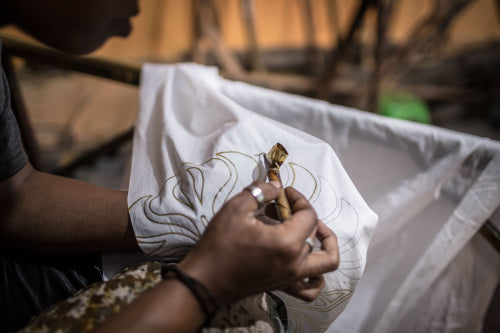 How to Evaluate Craftsmanship in Artisan Clothing